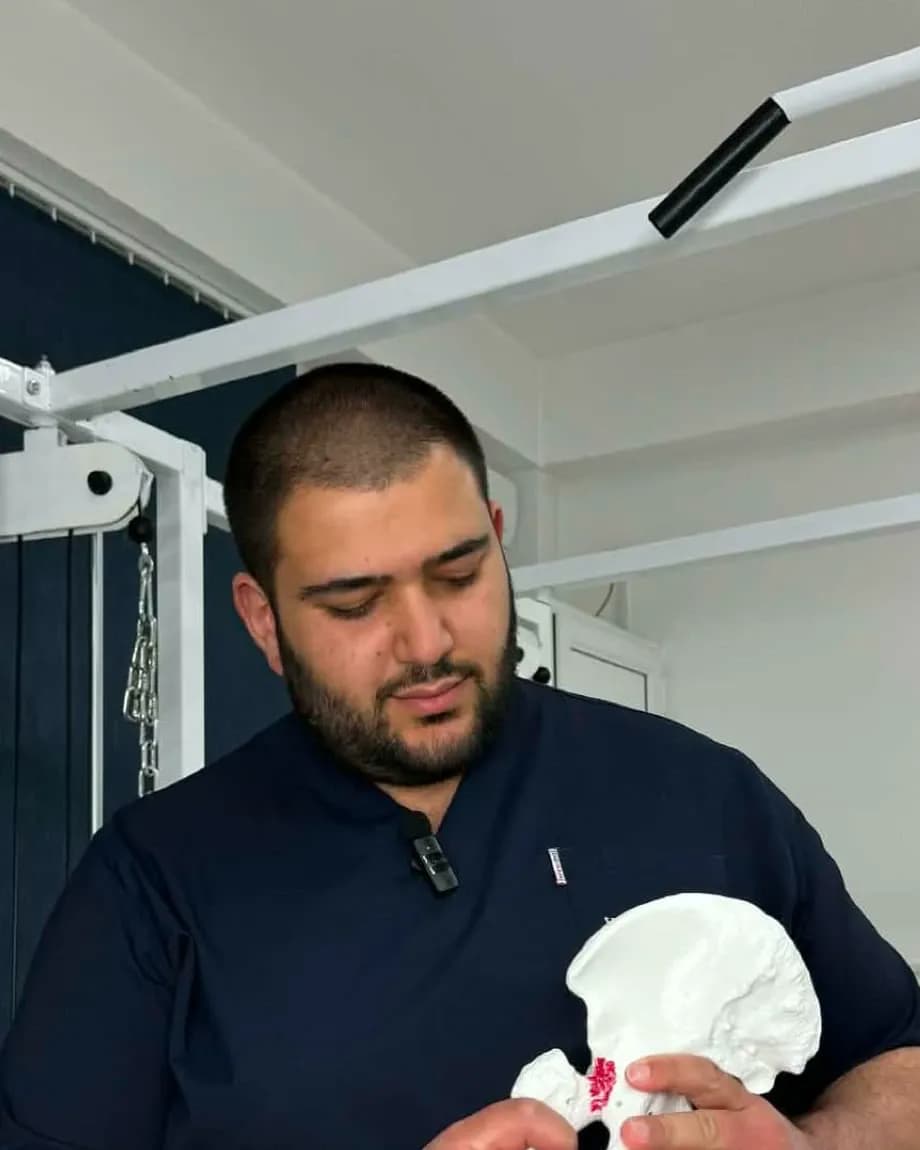სპეციალისტი მენჯის სახსრის მოდელით ხსნის დიაგნოზს
